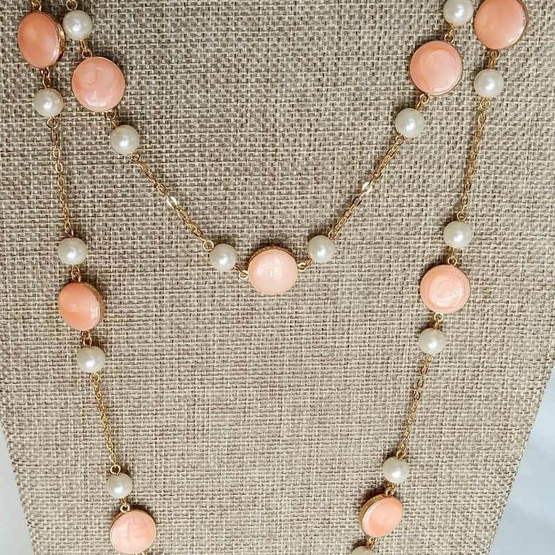 Collar largo con perlas rosa 